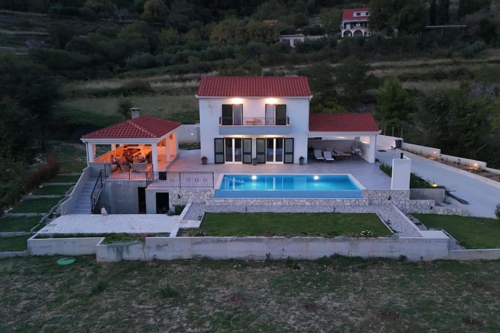Secluded House - Guaranteed Privacy - Heated Pool Klis Exterior foto
